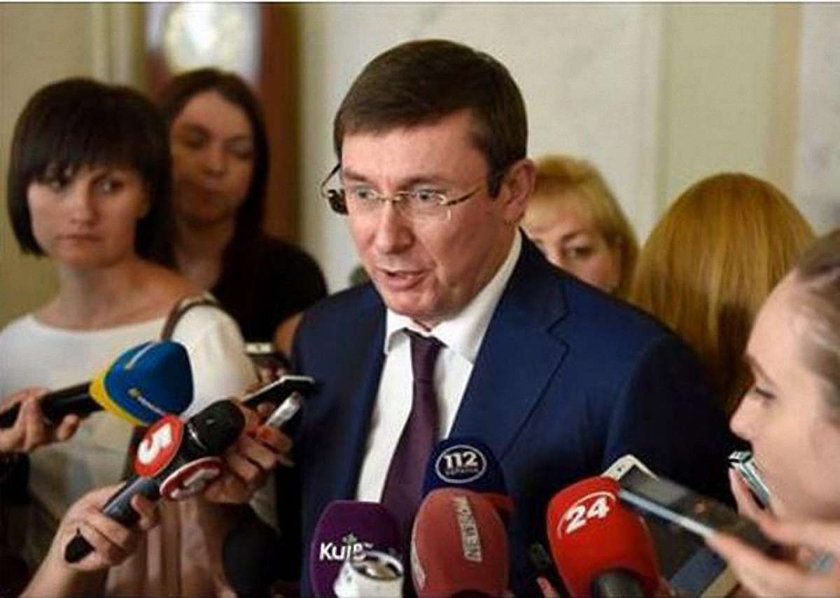 Луценко: Яценюк має запропонувати новий склад уряду, або піти у відставку