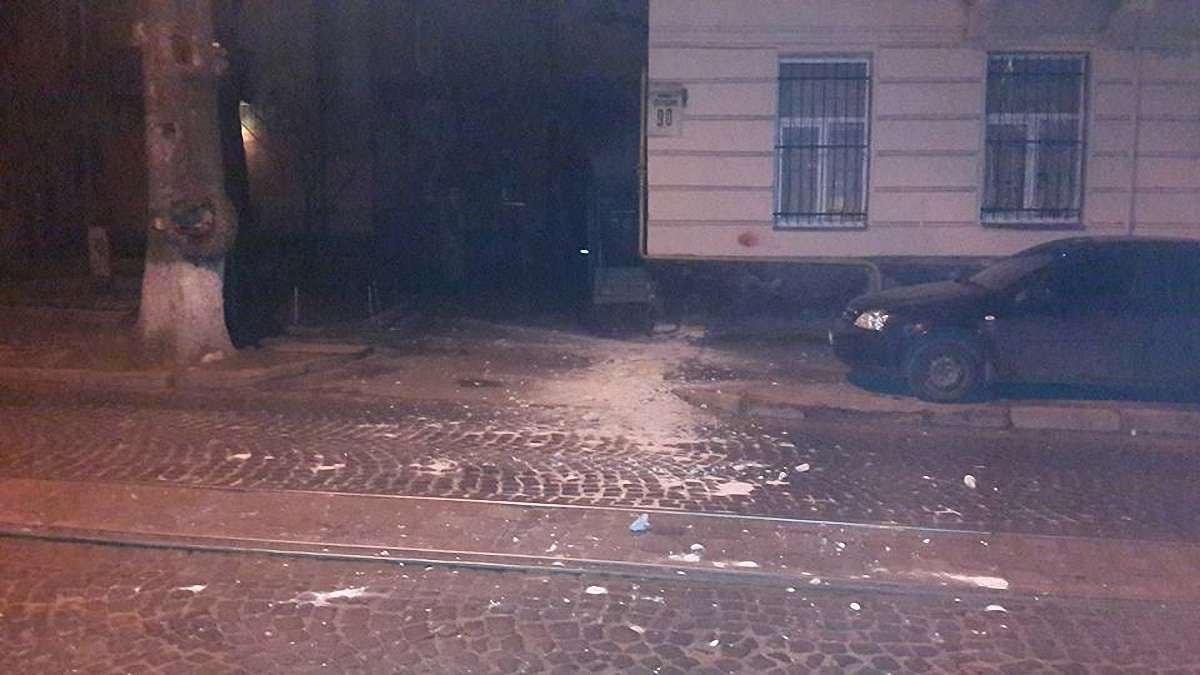 У Львові обвалилася частина балкона адмінбудівлі