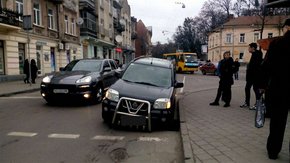 У Львові під колесом автомобіля провалився асфальт
