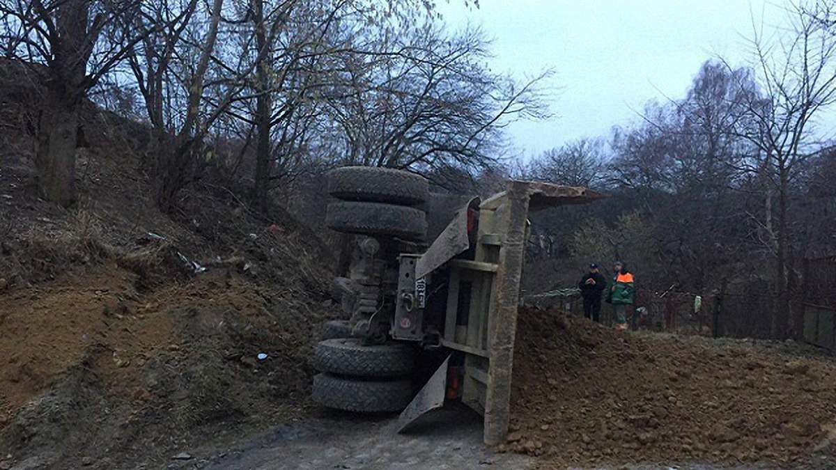 Поблизу парку «Шевченківський гай» у Львові перевернулася вантажівка із землею