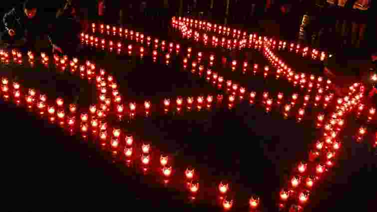 У центрі Львова виклали тризуб зі свічок для вшанування пам'яті Небесної Сотні 