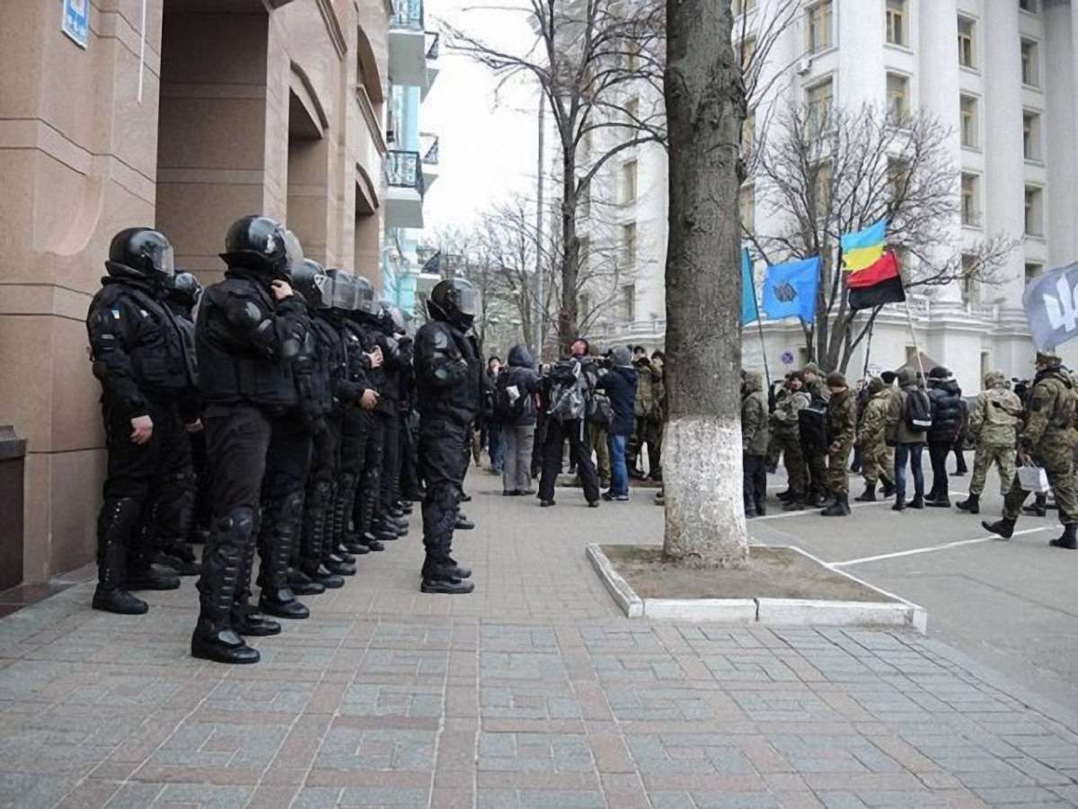 Офіс Ахметова та відділення «Альфа-Банку» в Києві закидали камінням