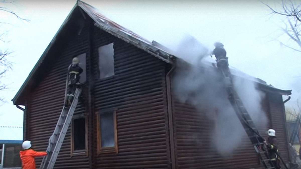 У Жовківському районі згоріла дерев’яна сауна