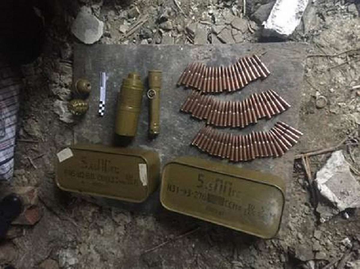 У підвалі покинутого будинку в Львові СБУ виявила схованку з боєприпасами
