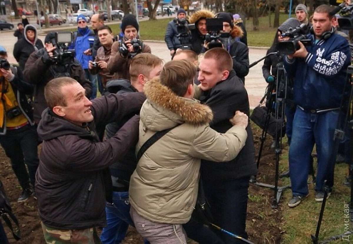 На відкритті пам'ятного каменю Небесній Сотні «свободівці» побилися з активістами «Батьківщини»