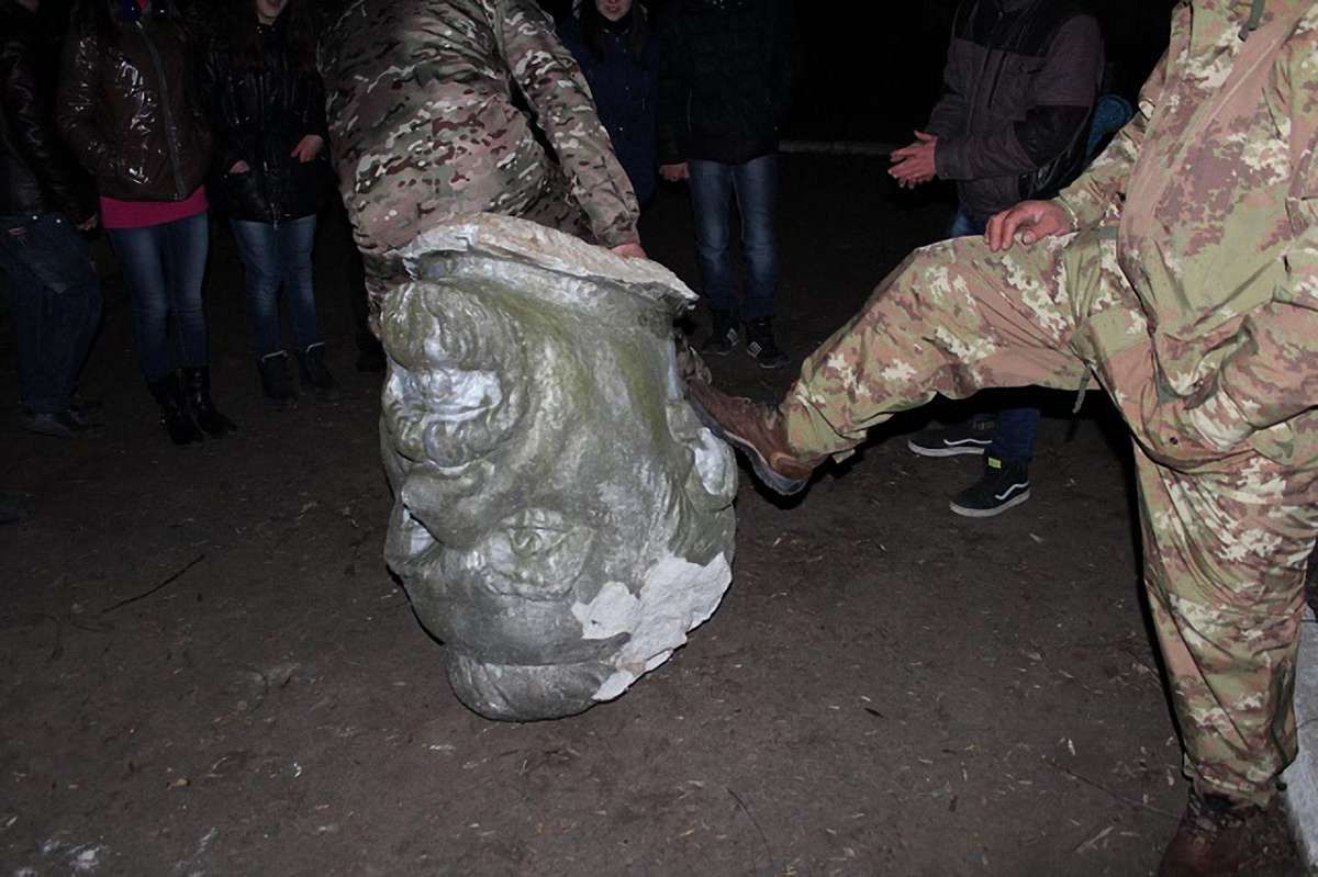 У Первомайську активісти знесли пам'ятник Петровському