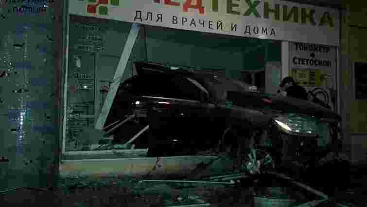 В Одесі водій Mercedes, втікаючи від патрульних, врізався у вітрину магазину