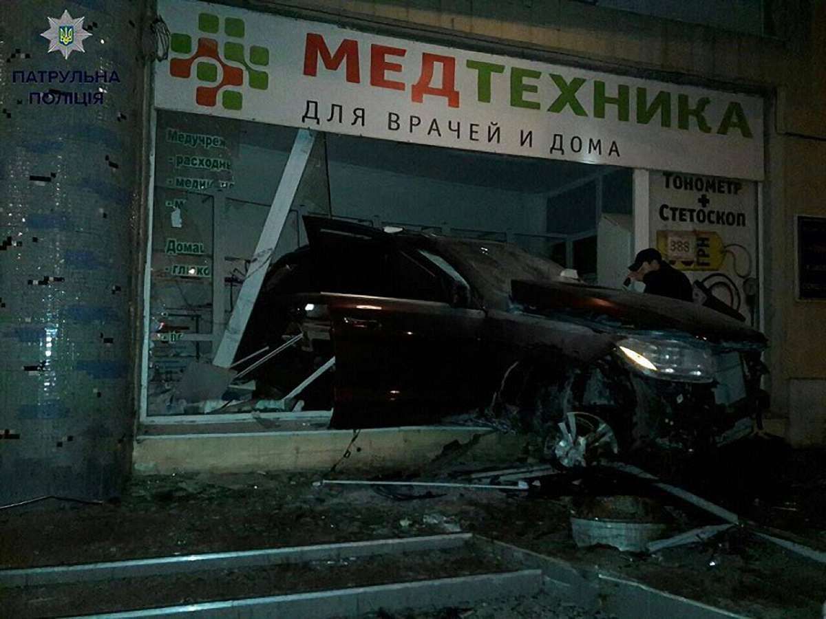 В Одесі водій Mercedes, втікаючи від патрульних, врізався у вітрину магазину