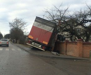 Поблизу Львова фура знесла цегляний паркан і влетіла на подвір’я