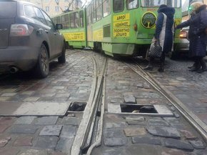 В центрі Львова трамвай зіткнувся з автомобілем через несправність колії