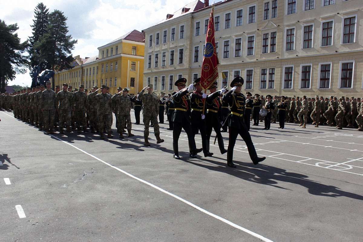 Уряд зобов'язав достроково випустити курсантів військових вишів