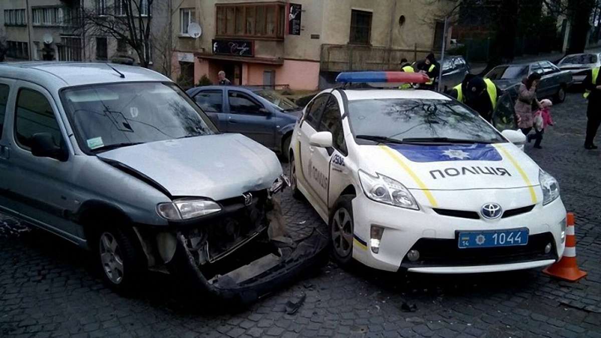 Львівські патрульні склали протокол на свого колегу за ДТП