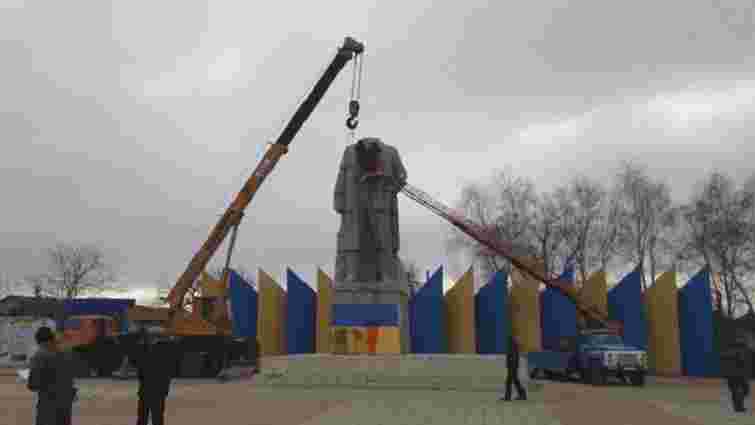 У Лисичанську знесли 150-тонний пам'ятник Леніну