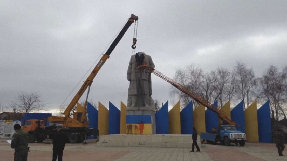 У Лисичанську знесли 150-тонний пам'ятник Леніну
