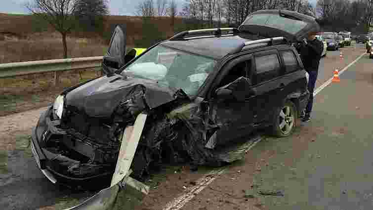На трасі поблизу Львова водій розбив позичений у друга автомобіль