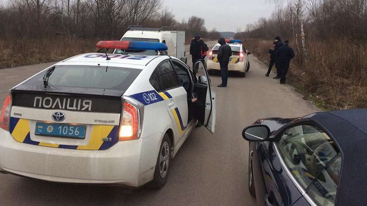 Львівські патрульні тренуються зупиняти автомобілі із застосуванням зброї