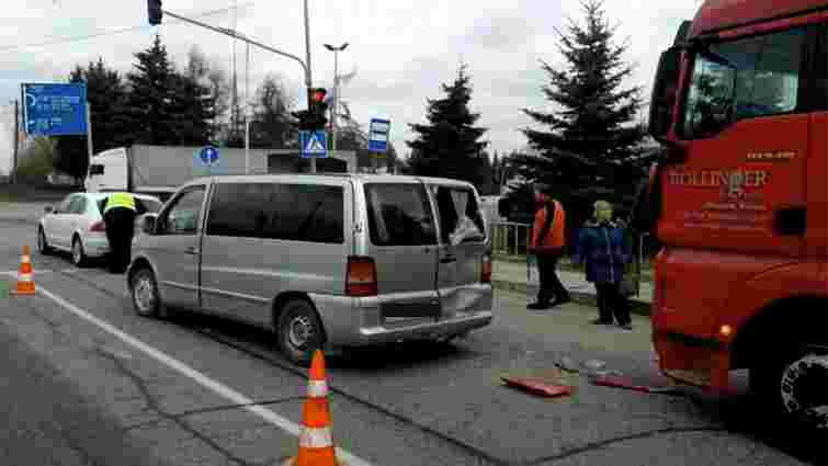 Поблизу Львова водій російської фури спричинив ДТП 