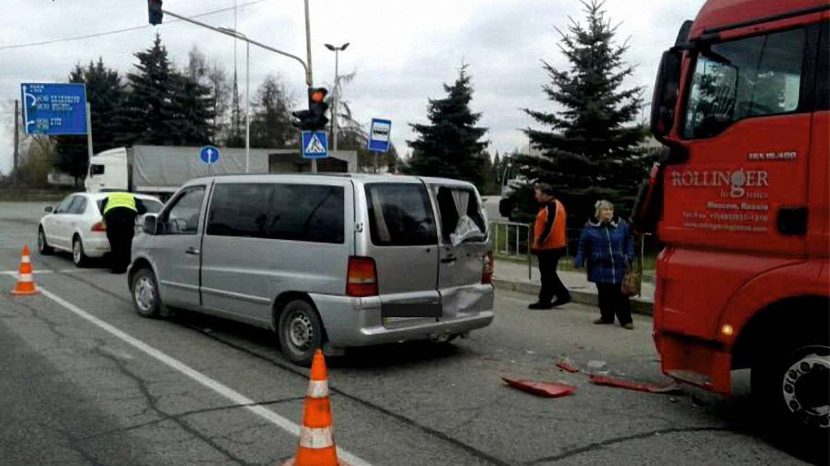 Поблизу Львова водій російської фури спричинив ДТП 