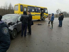 Поблизу Львова легковик врізався в маршрутку з пасажирами