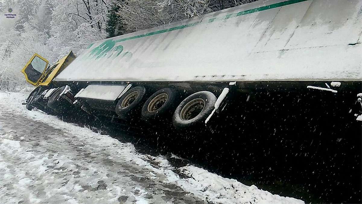На трасі Київ-Чоп вантажівка злетіла з дороги