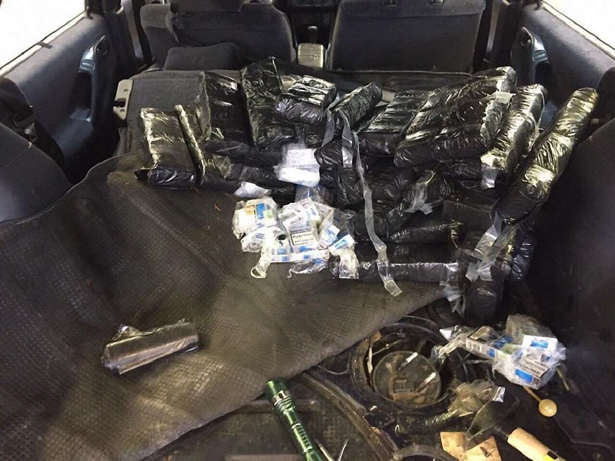 За контрабанду 750 пачок сигарет в українця вилучили автомобіль