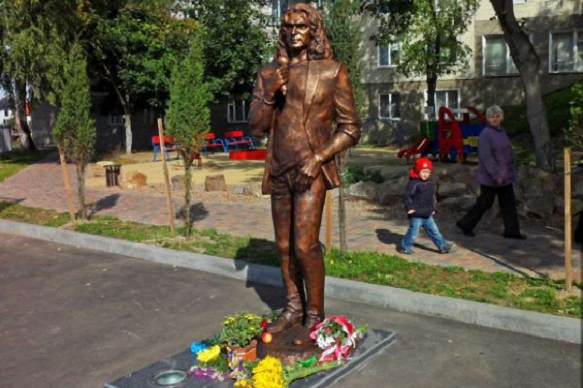 Влада Луцька проситиме маму Кузьми не демонтувати пам’ятник співаку