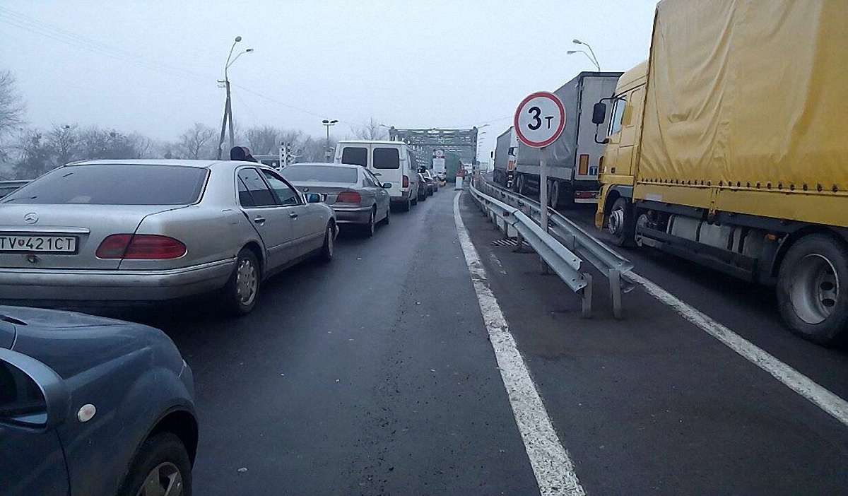 Львівських митників покарають за черги на кордоні