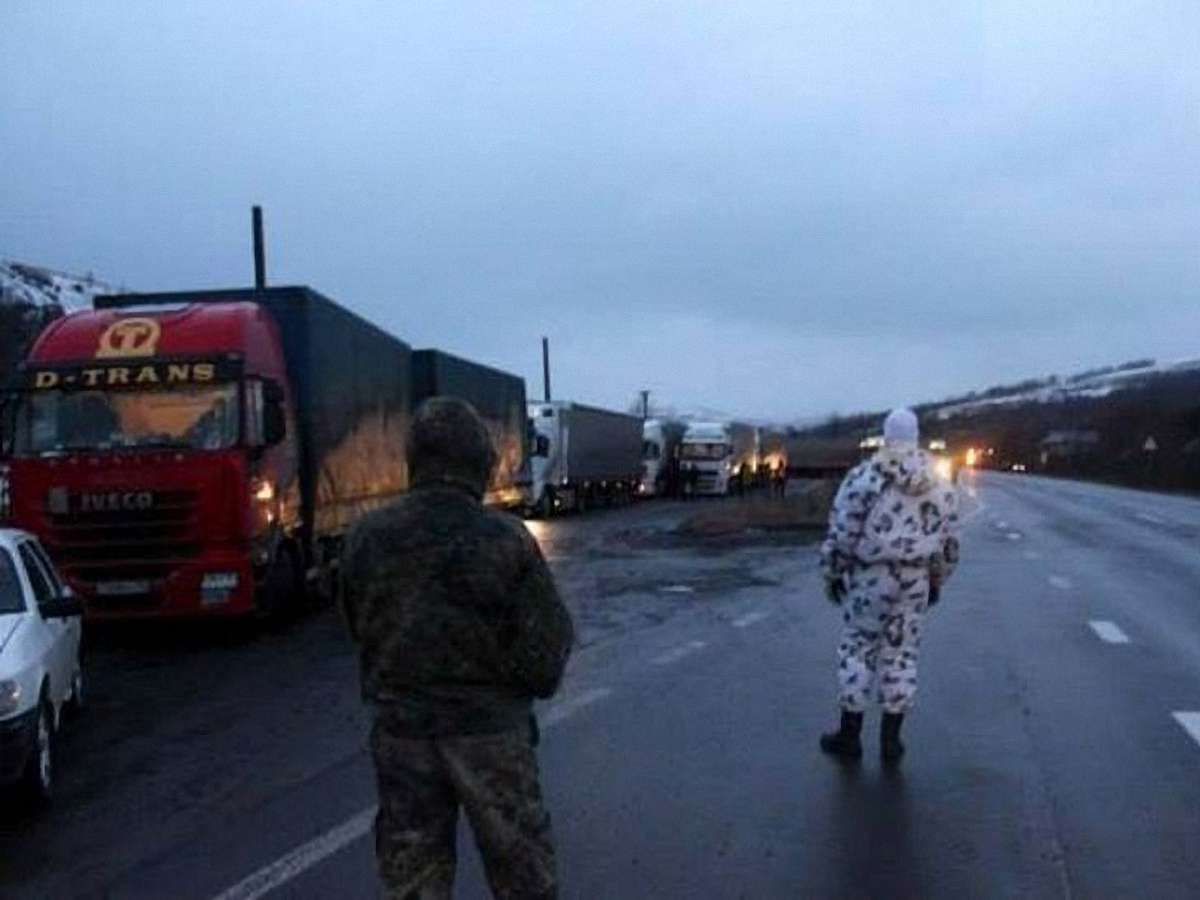 Закарпатські активісти погрожують відновити блокування транзиту вантажівок з Росії
