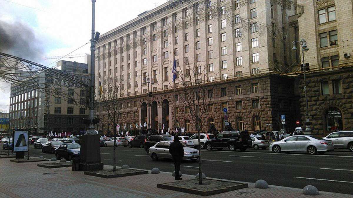 Київські таксисти вийшли на мітинг проти сервісу Uber: під КМДА запалили шини 
