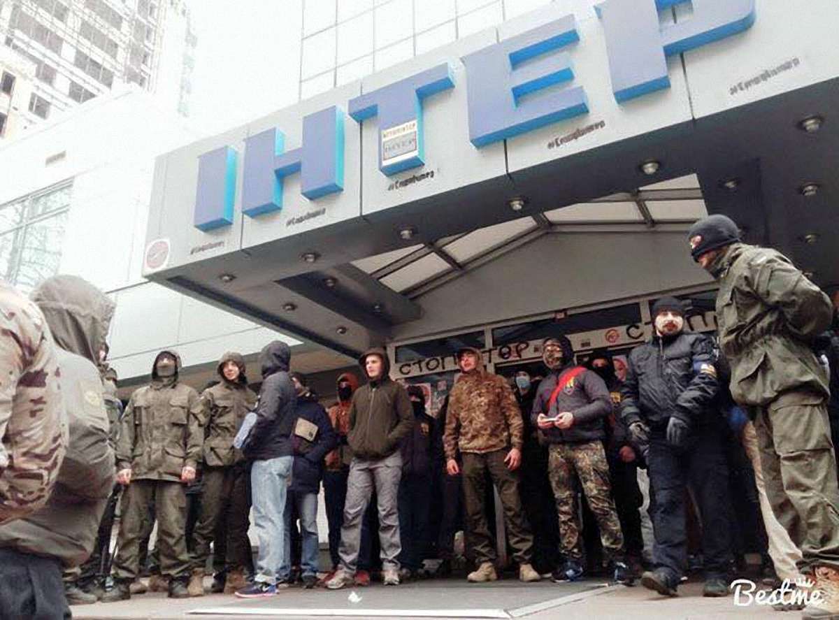 Бійці «Азову» заблокували будівлю телеканалу «Інтер» в Києві
