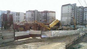 У Львові будівельний кран впав на житловий будинок