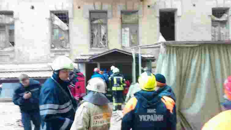 В центрі Києва обвалився будинок: під завалами є люди