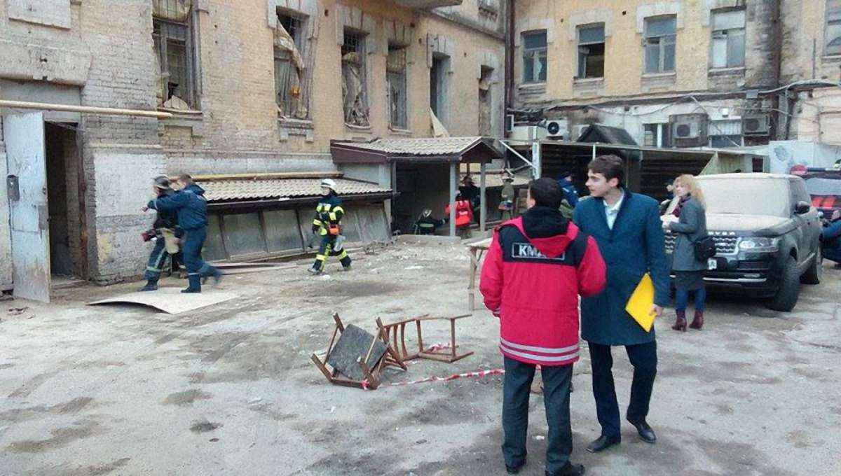 Внаслідок обвалу будинку в центрі Києва загинув будівельник