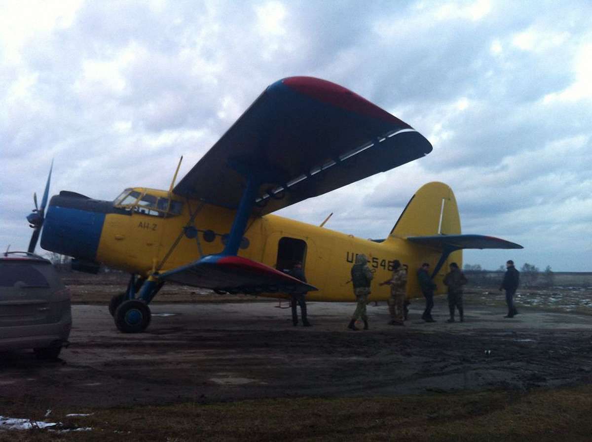 Львівські прикордонники затримали літак АН-2 із контрабандними сигаретами