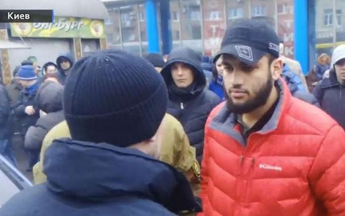 У Києві затримали агресивного водія, який ледь не збив пішохода та покусав поліцейського