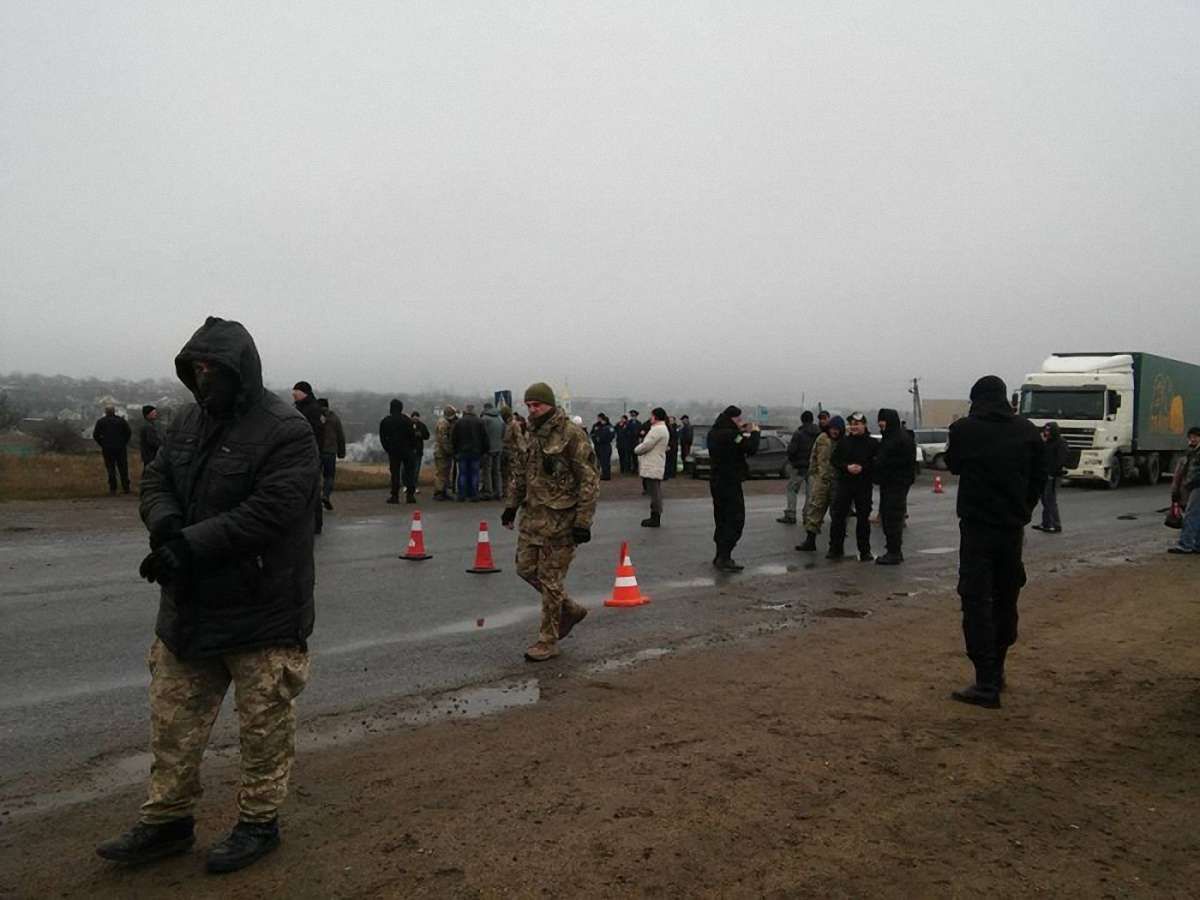 На Одещині активісти перекрили міжнародну трасу з вимогою закрити хімзавод