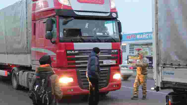 На Львівщині свободівці заблокували проїзд 30 російських вантажівок