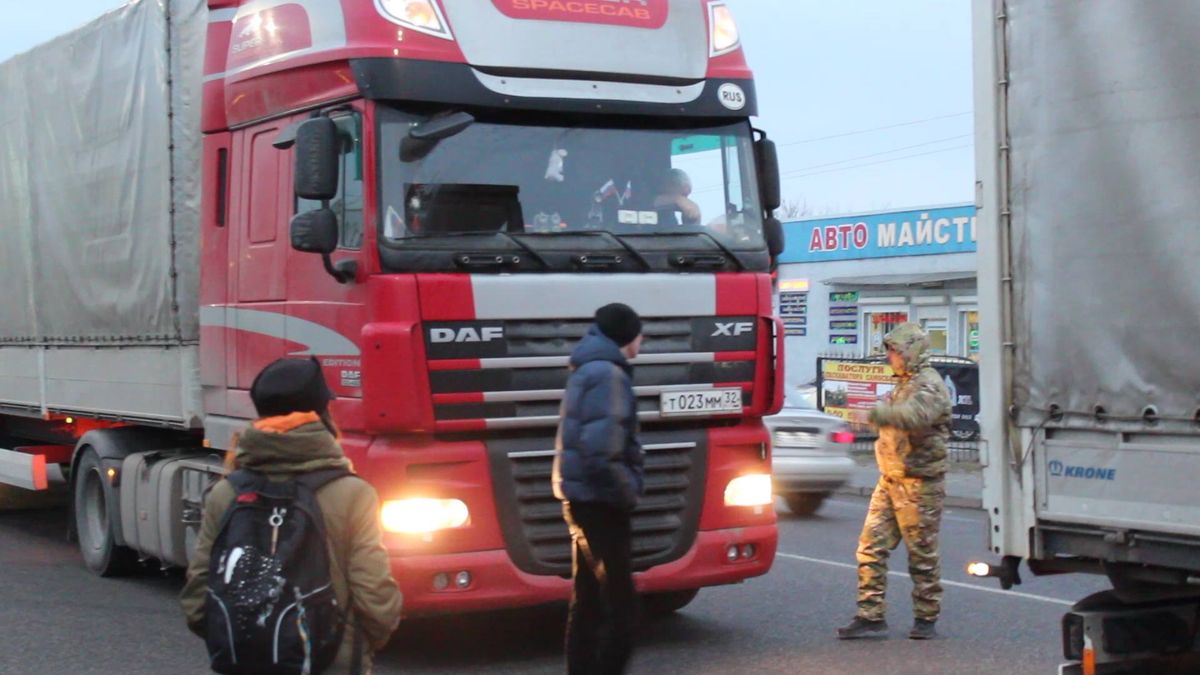 На Львівщині свободівці заблокували проїзд 30 російських вантажівок