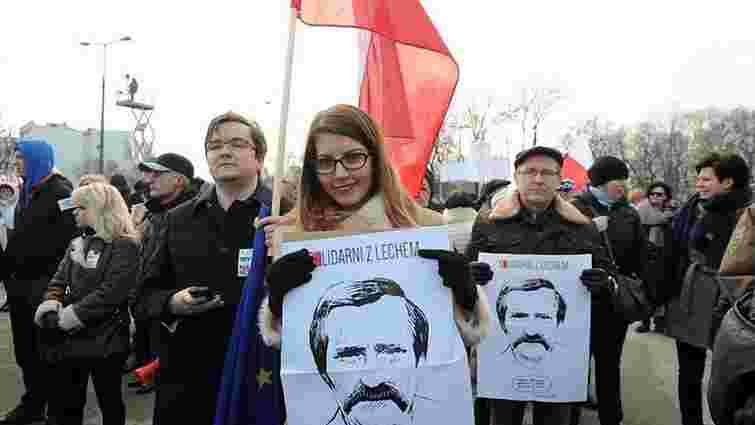 Тисячі жителів Варшави вийшли на акцію в підтримку Леха Валенси