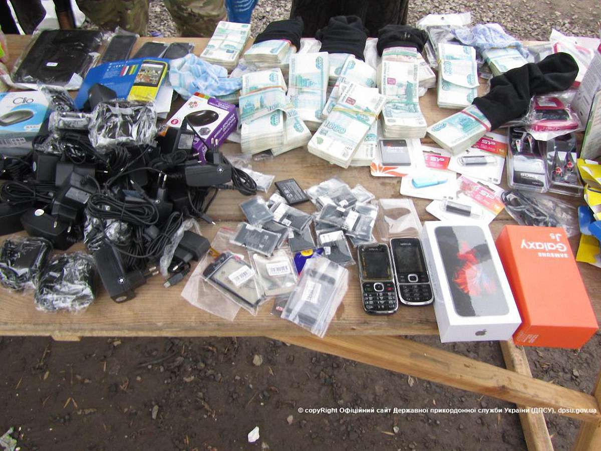 Пенсіонери намагалися провезти в «ДНР» 4 млн рублів