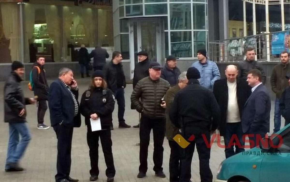 У Вінниці поліцейські виписали протокол на авто батька Гройсмана