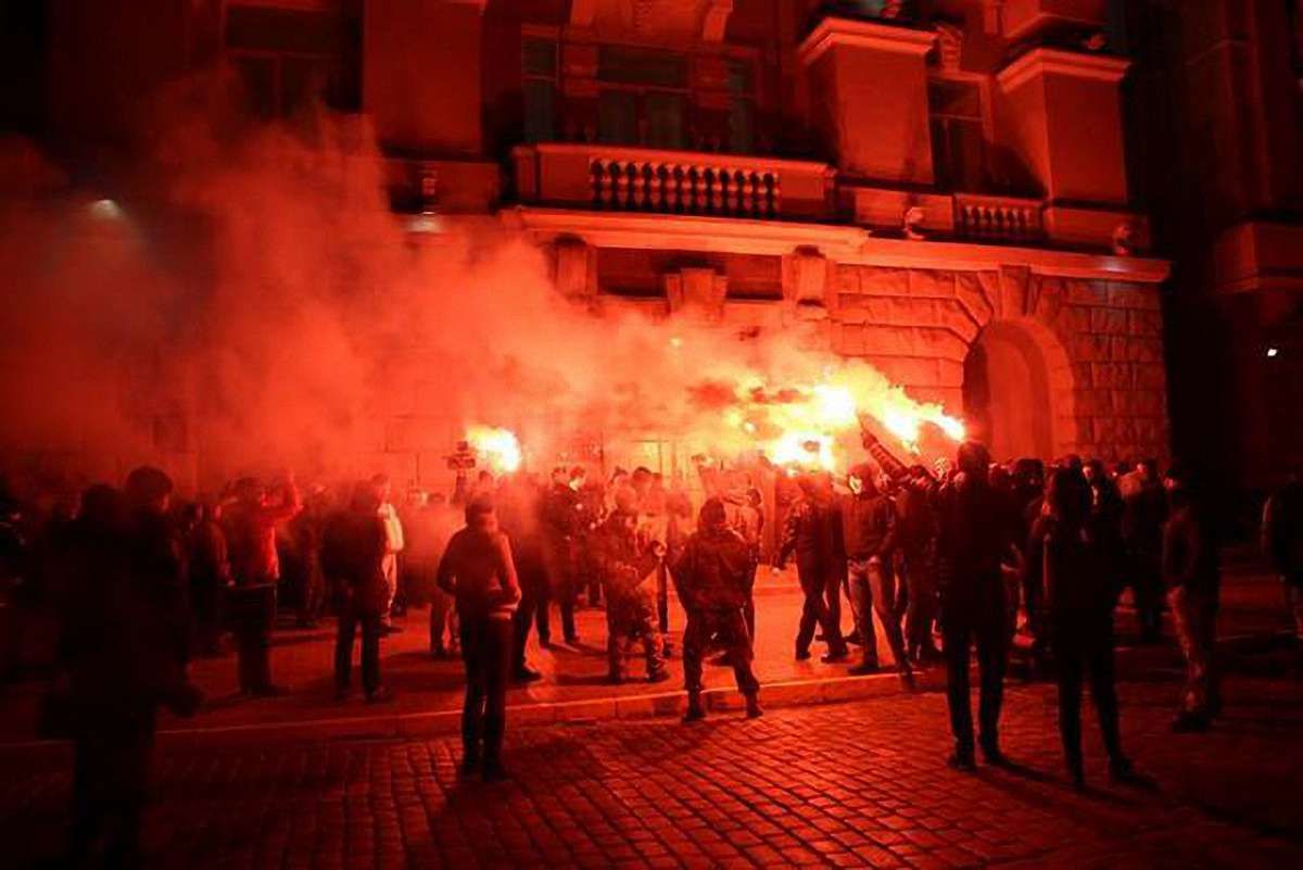 «Азовці» влаштували нічний пікет під СБУ у Києві