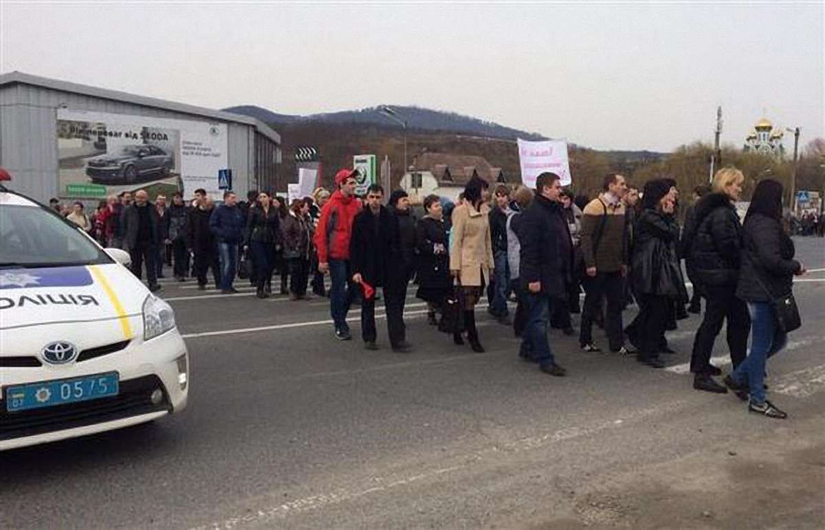 У Мукачевому викладачі ПТУ перекрили трасу Київ-Чоп