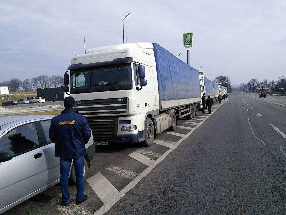 Попри блокаду 12 російським вантажівкам вдалось проїхати блокпост поблизу Львова