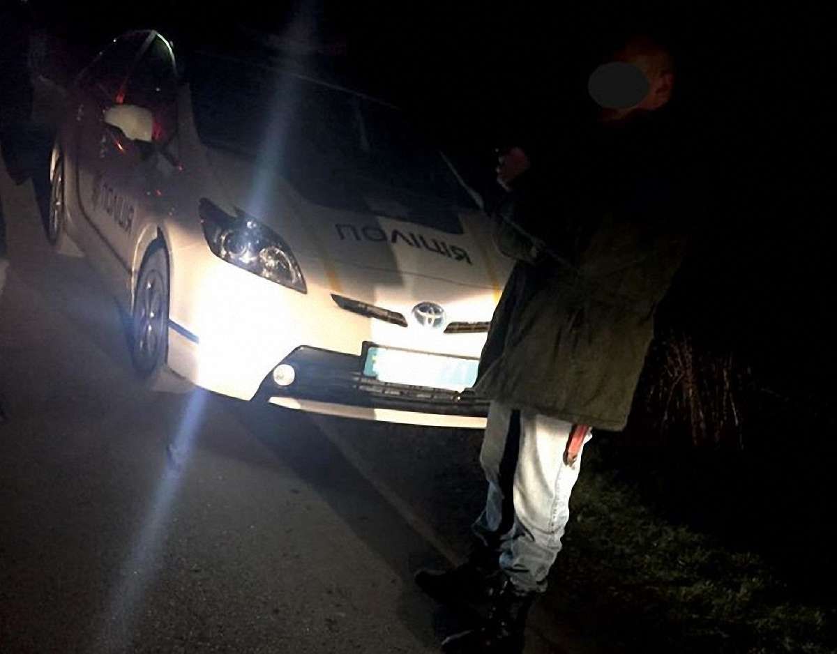 Неподалік Львова затримали чоловіка із багнет-ножем