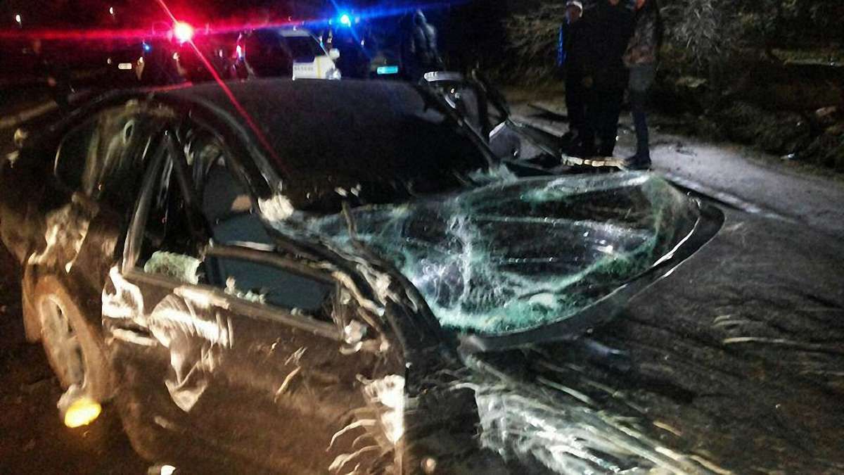 У Сокільниках водій автомобіля, втікаючи від поліції, влетів у стовп