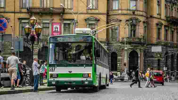 У центрі Львова змонтують контактну мережу для тролейбусів