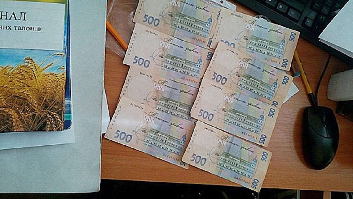 У Львові двох працівників вишу спіймали на хабарі