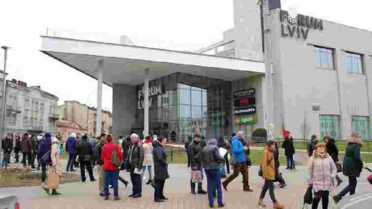 Через повідомлення про замінування з ТРЦ «Форум Львів» евакуювали 2,5 тис. людей