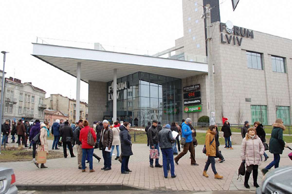 Через повідомлення про замінування з ТРЦ «Форум Львів» евакуювали 2,5 тис. людей